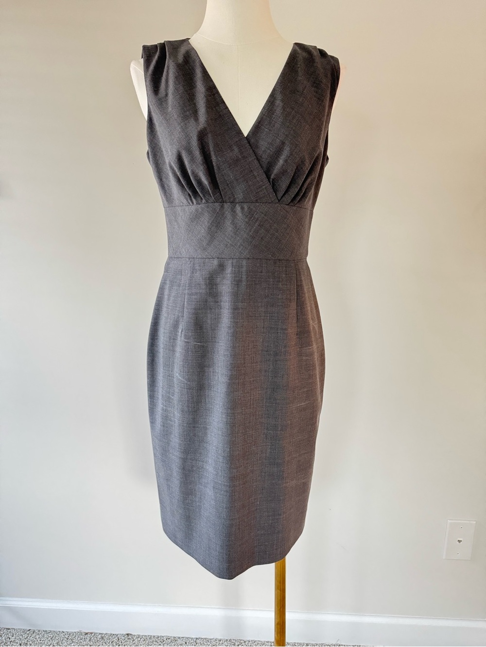 Banana Republic Size 2 Gray Wool Stretch Sheath Dress V-Neck Career Work - Picture 2 of 10